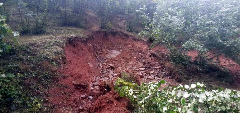 Sakaryada heyelan; köy yolu kapandı