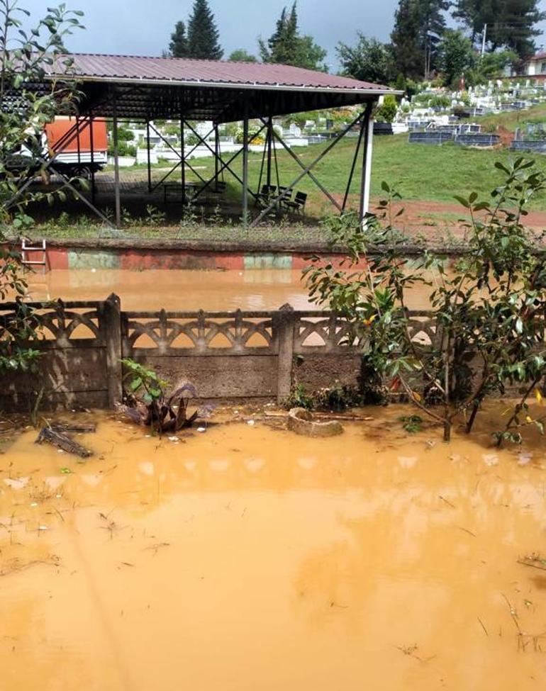 Sakaryada heyelan; köy yolu kapandı