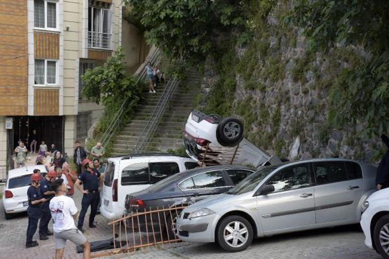 Kağıthanede sürücüsünün vitesi karıştırdığı otomobil 8 metreden alt sokağa uçtu