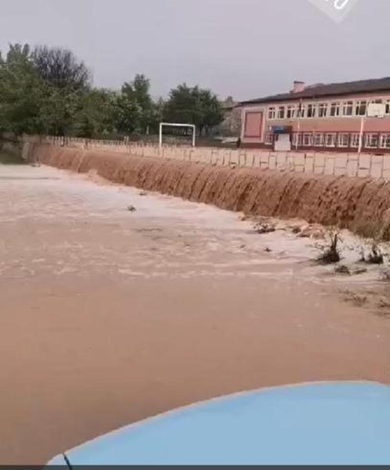 Tokatta sel parke taşlarını yerinden döktü