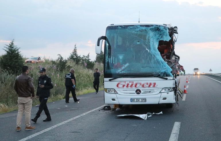 Ters şeritte ilerleyen TIR, yolcu otobüsüne çarptı: 2 ölü, 6 yaralı