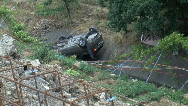 Kartalda otomobil su kanalına uçtu: 1 yaralı