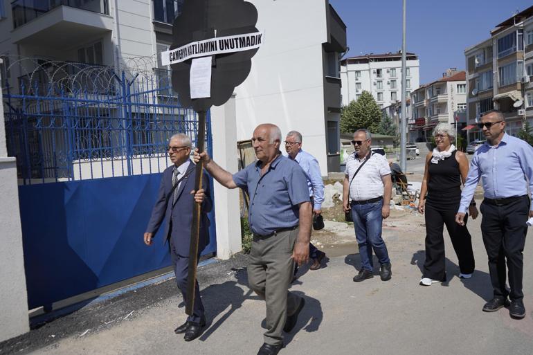 Yunanistan Konsolosluğu önüne Çamerya katliamını unutmadık yazılı çelenk bıraktılar