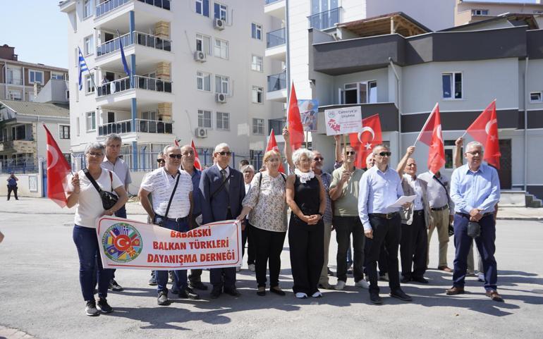 Yunanistan Konsolosluğu önüne Çamerya katliamını unutmadık yazılı çelenk bıraktılar