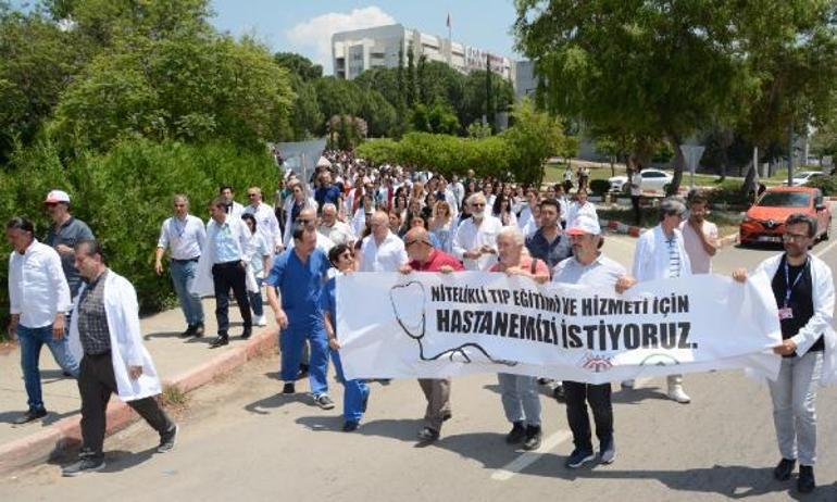 Hala hizmet veren orta hasarlı Balcalı Hastanesinin doktorları çözüm için yürüdü
