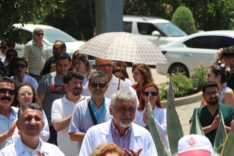 Hala hizmet veren orta hasarlı Balcalı Hastanesinin doktorları çözüm için yürüdü