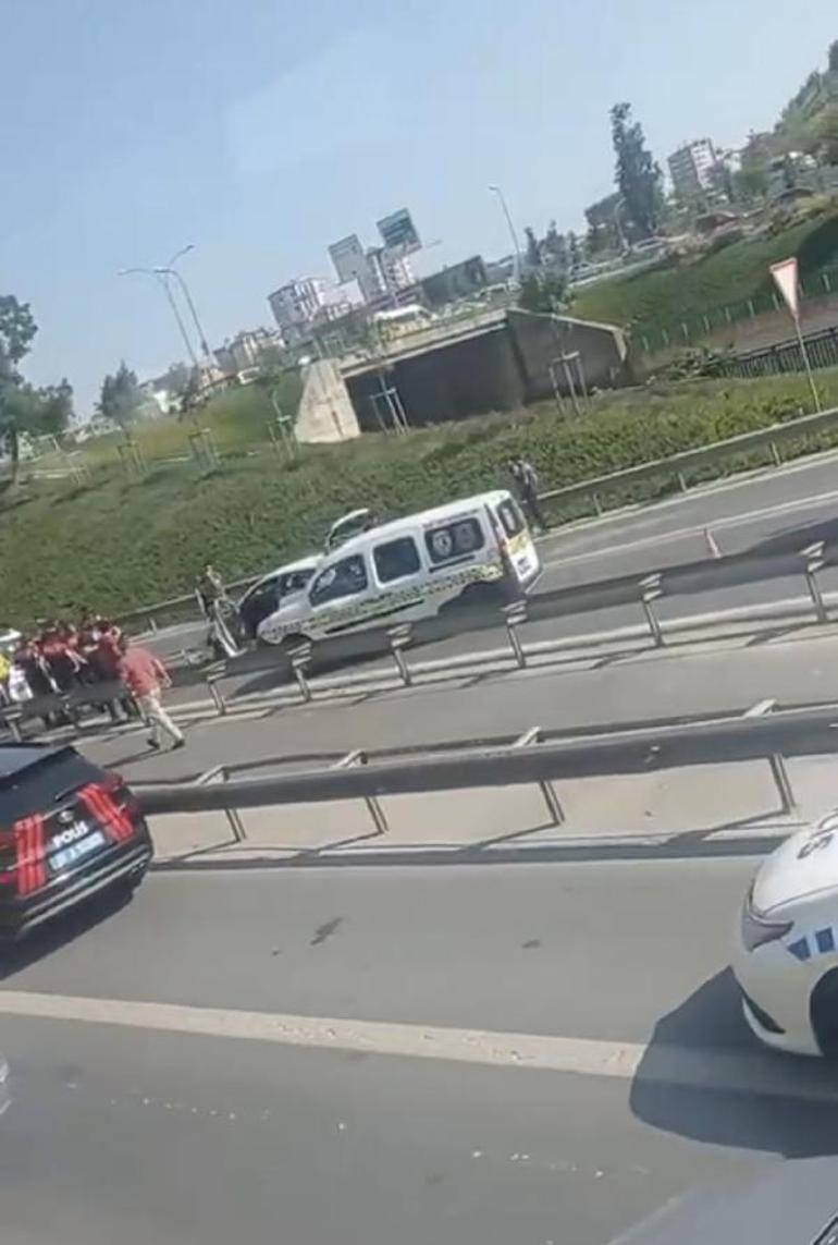 Kadıköyde polisten kaçan sürücü polislere çarptı