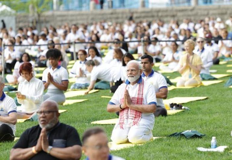Hindistan Başbakanı Modi, New York’ta binlerce kişiyle yoga yaptı