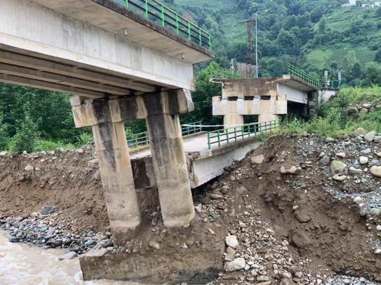 Çayelinde köprünün 30 metrelik bloğu çöktü