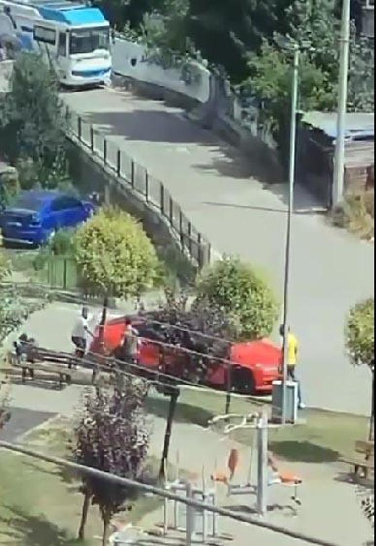 Gebzede, çocuk parkındaki silahlı çatışma kamerada: 2 yaralı
