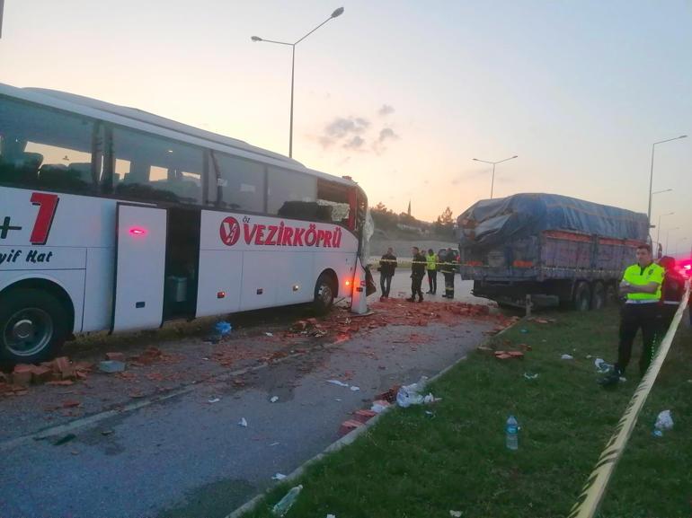 Yolcu otobüsü kamyona çarptı: 1 ölü, 9 yaralı