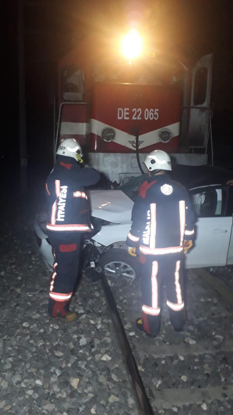 Hemzemin geçitten geçen otomobile tren çarptı; 1 ölü