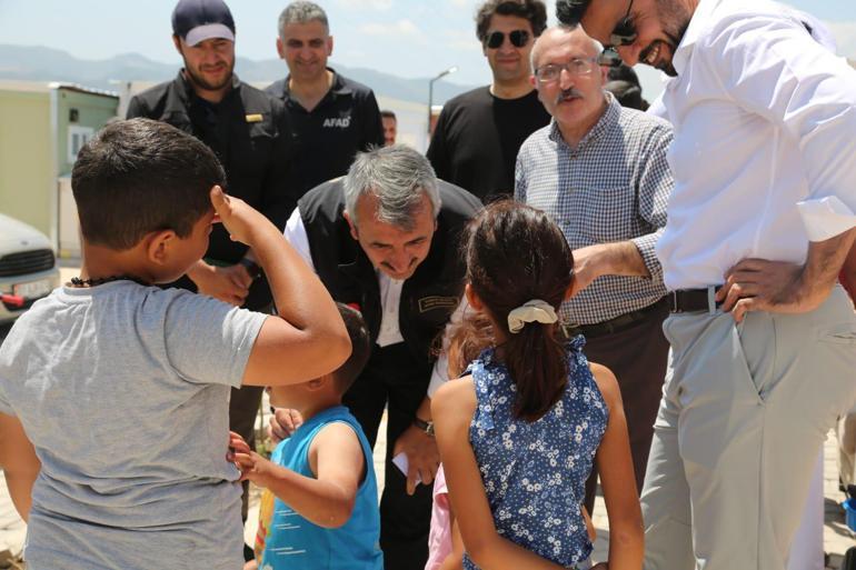 Katarın Hatayda inşa ettiği 1464 konteynerlik geçici yaşam merkezi teslim edildi