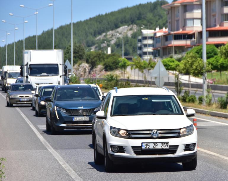 Bayram öncesi Muğlaya tatilci akını; kilometrelerce araç kuyruğu oluştu