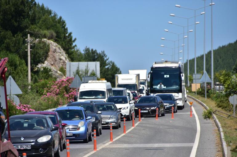 Bayram öncesi Muğlaya tatilci akını; kilometrelerce araç kuyruğu oluştu