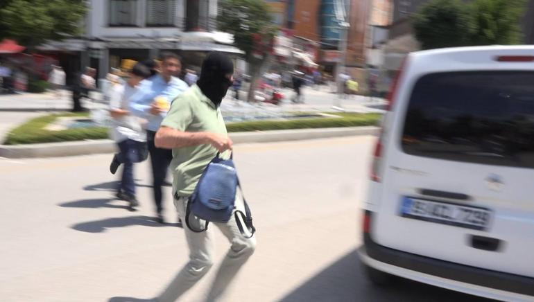 Tatbikatı gerçek sanıp, soyguncuların peşinden koştular