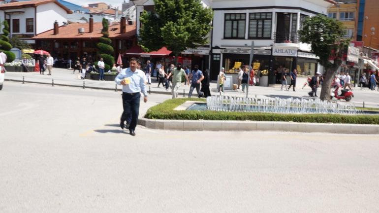 Tatbikatı gerçek sanıp, soyguncuların peşinden koştular