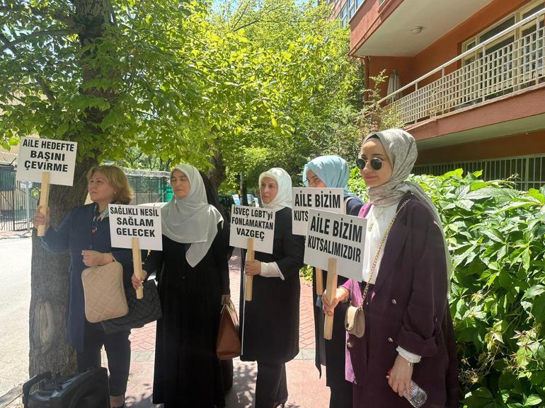 İsveç Büyükelçiliği önünde LGBT protestosu