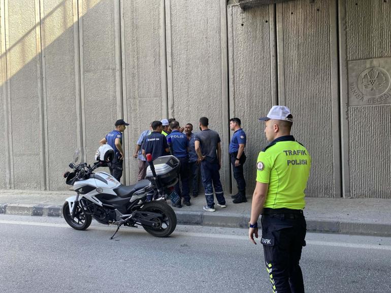 Kavşaktan uçan minibüsün sürücüsü, alkol testi yapmak isteyen polislere saldırdı