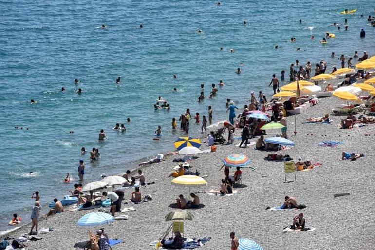 Antalyanın sahillerinde yoğunluk yaşanıyor