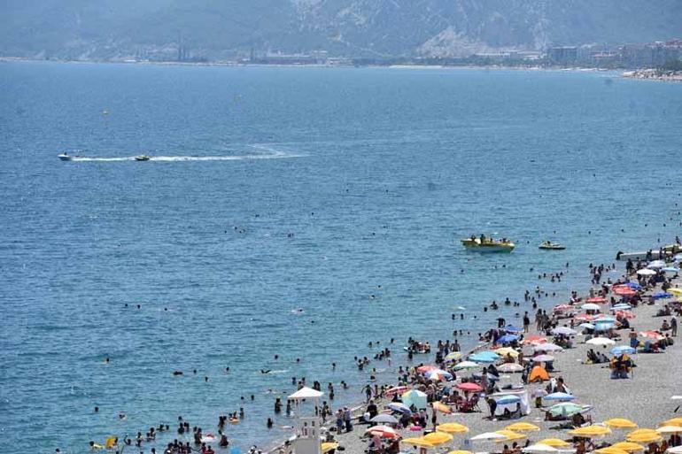 Antalyanın sahillerinde yoğunluk yaşanıyor