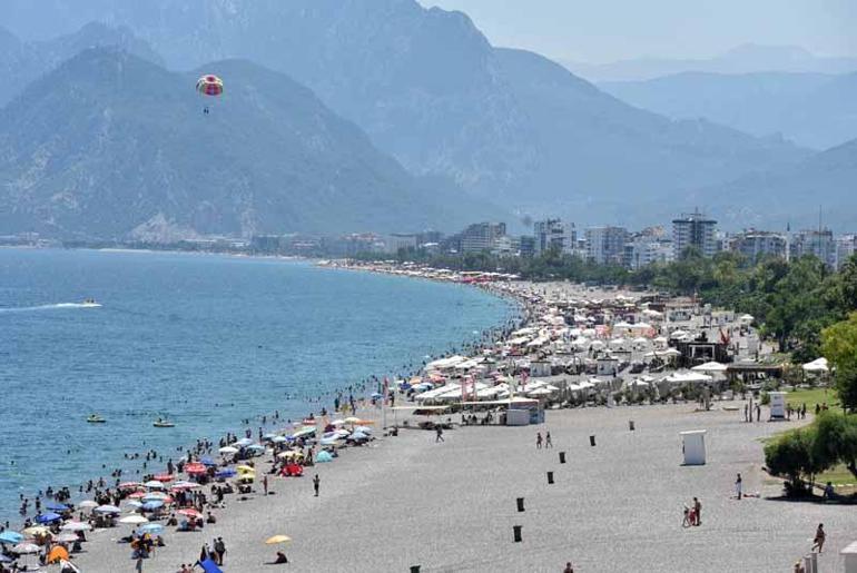 Antalyanın sahillerinde yoğunluk yaşanıyor