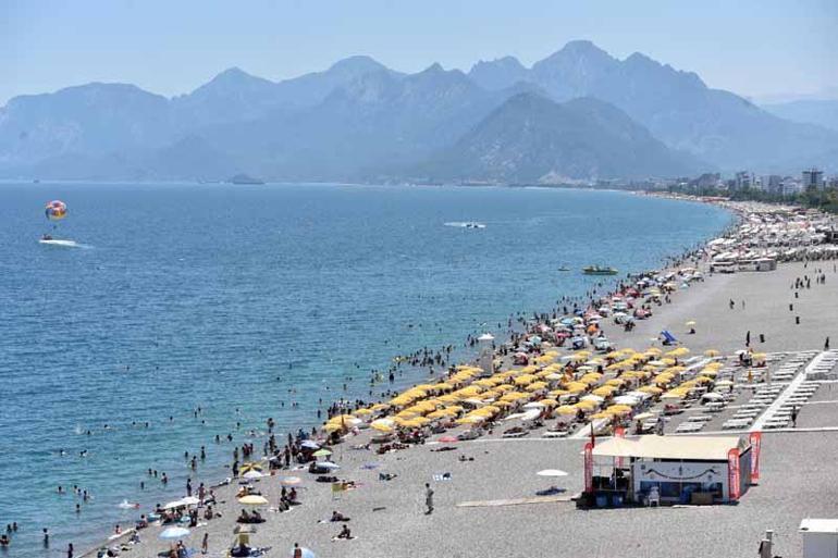Antalyanın sahillerinde yoğunluk yaşanıyor