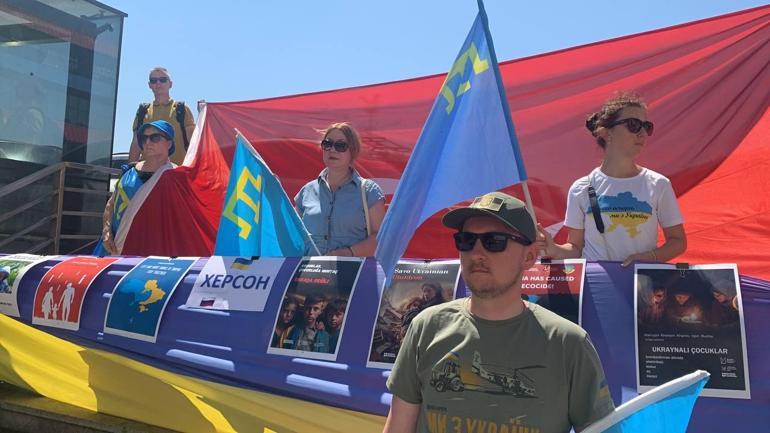 Beyoğlunda Ukrayna ve Kırımlılar Rusyayı protesto etti