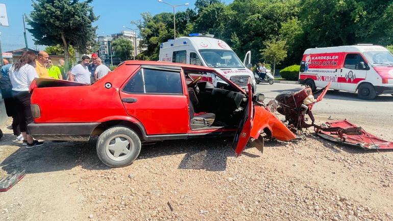 Duvara çarpan otomobilin motoru koptu, sürücüsü yola fırladı; kaza kamerada