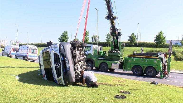 Bakırköyde ambulans devrildi