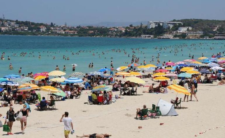 Çeşmede Ilıca Plajında bayram yoğunluğu