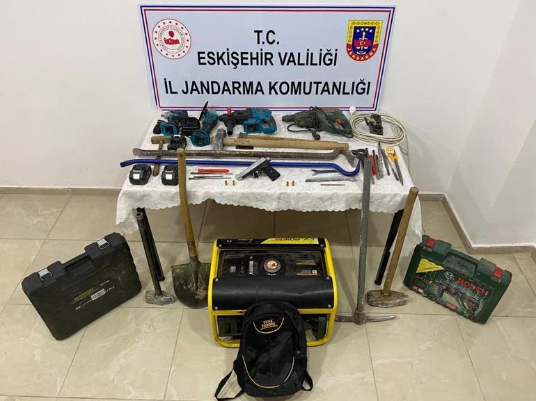 Eskişehir’de izinsiz kazıya suçüstü; 8 gözaltı