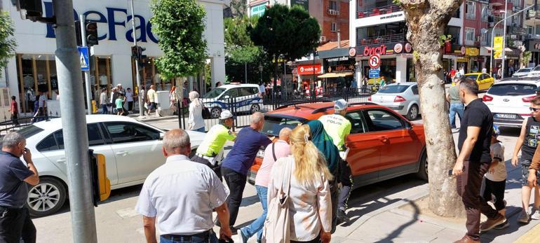 Amasyada yol ortasında bozulan aracı trafik polisleri itti