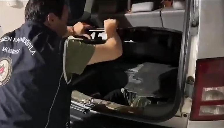 Yurt dışına kaçmaya çalışan terör şüphelisi, otomobil bagajındaki gizli bölmede yakalandı
