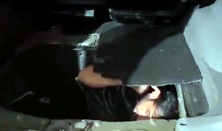 Yurt dışına kaçmaya çalışan terör şüphelisi, otomobil bagajındaki gizli bölmede yakalandı