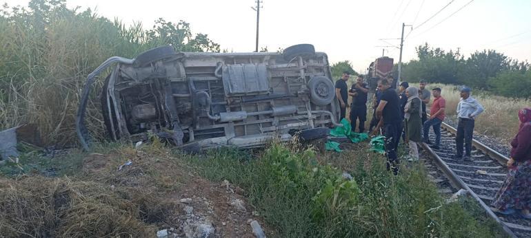 Malatyada yolcu treni hemzemin geçitte minibüse çarptı: 2 yaralı