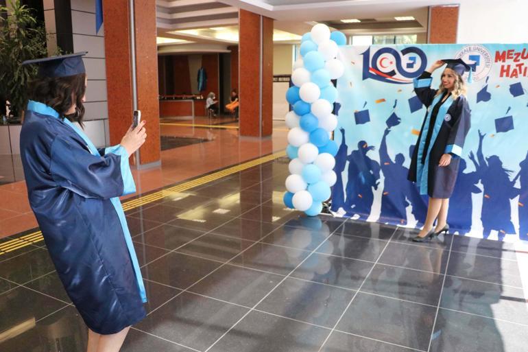 Anne ile kızı sınıfta sıra arkadaşı olup, birlikte mezun oldu