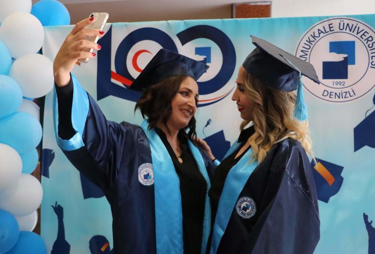 Anne ile kızı sınıfta sıra arkadaşı olup, birlikte mezun oldu