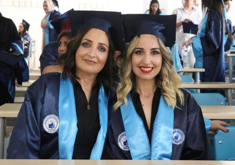 Anne ile kızı sınıfta sıra arkadaşı olup, birlikte mezun oldu