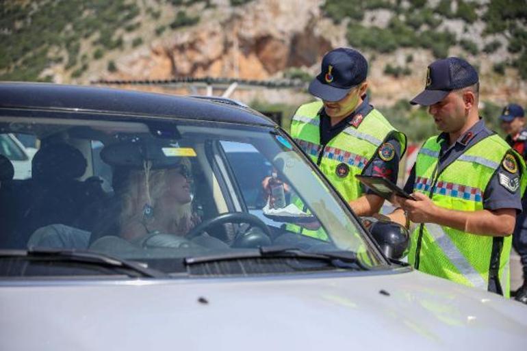 Antalya girişinde 2 kilometrelik araç kuyruğu; denetim yapan jandarmadan tatilcilere çikolata ikramı