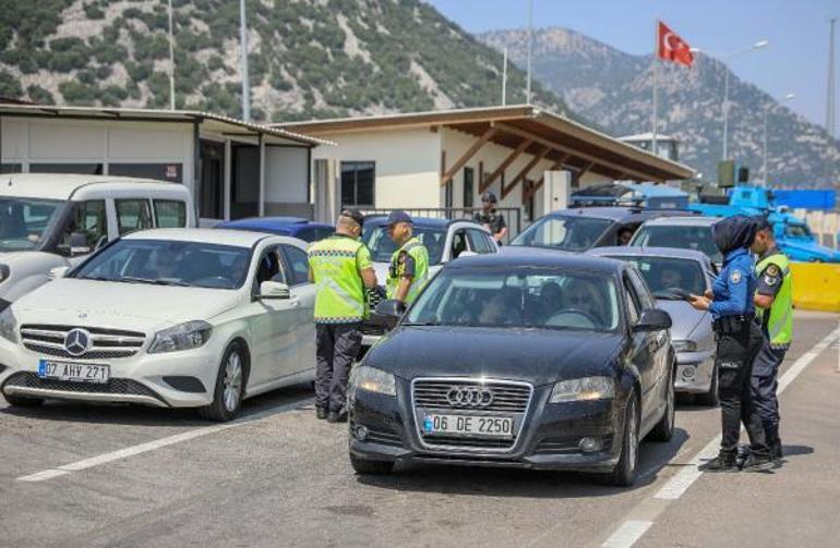 Antalya girişinde 2 kilometrelik araç kuyruğu; denetim yapan jandarmadan tatilcilere çikolata ikramı