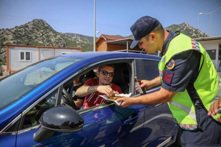 Antalya girişinde 2 kilometrelik araç kuyruğu; denetim yapan jandarmadan tatilcilere çikolata ikramı