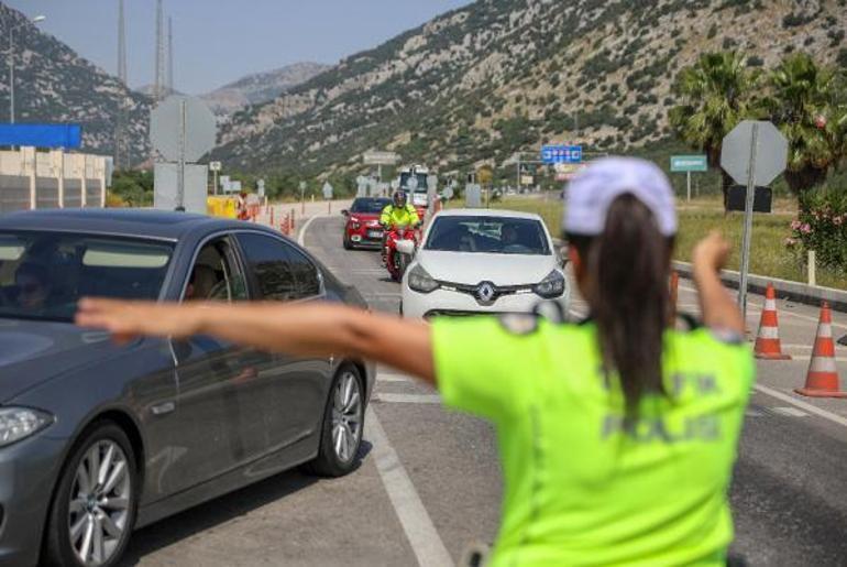 Antalya girişinde 2 kilometrelik araç kuyruğu; denetim yapan jandarmadan tatilcilere çikolata ikramı