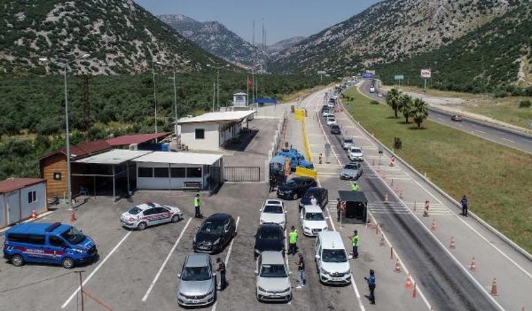 Antalya girişinde 2 kilometrelik araç kuyruğu; denetim yapan jandarmadan tatilcilere çikolata ikramı