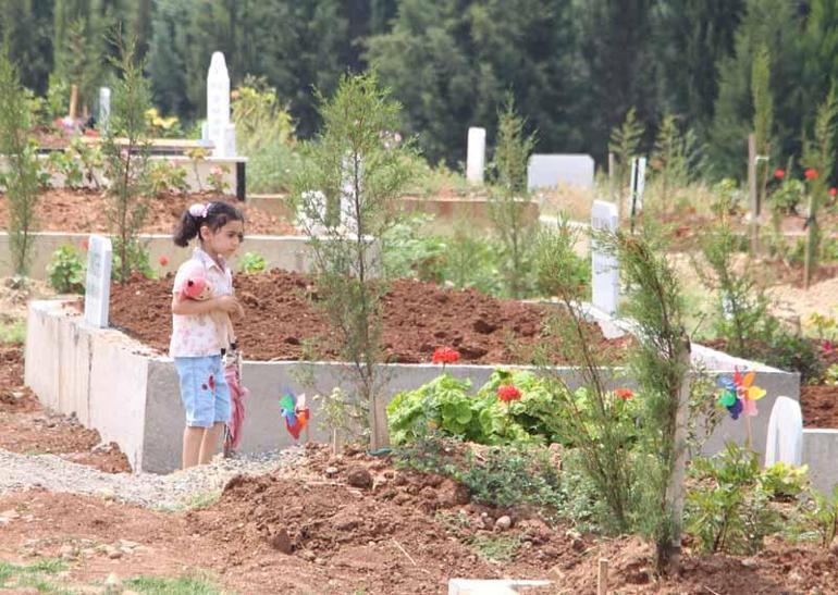 Deprem kurbanlarının mezarına, yakınları bayram şekeri koydu