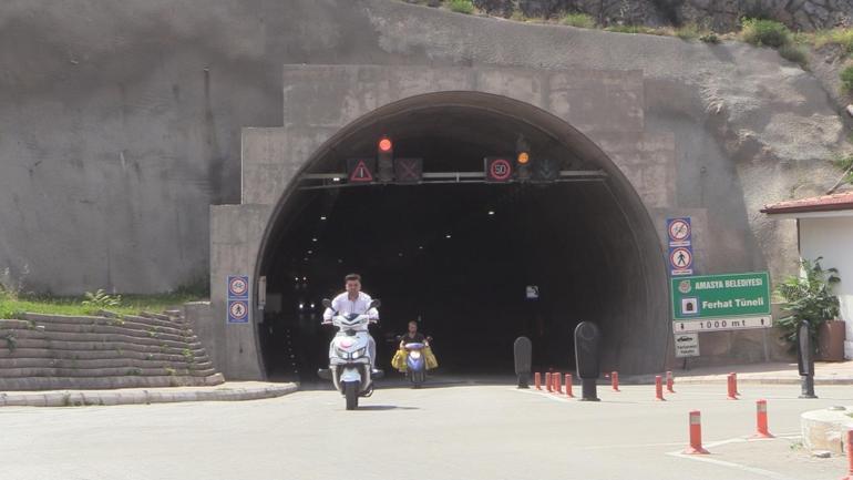 Motosiklet ile otomobil çarpıştı: Baba ve oğlu yaralandı, kaza anı kamerada