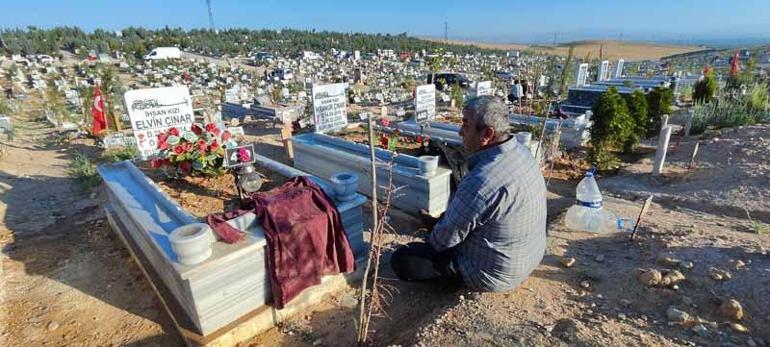Depremzedeler bayram namazı sonrası yakınlarının mezarlarını ziyaret etti