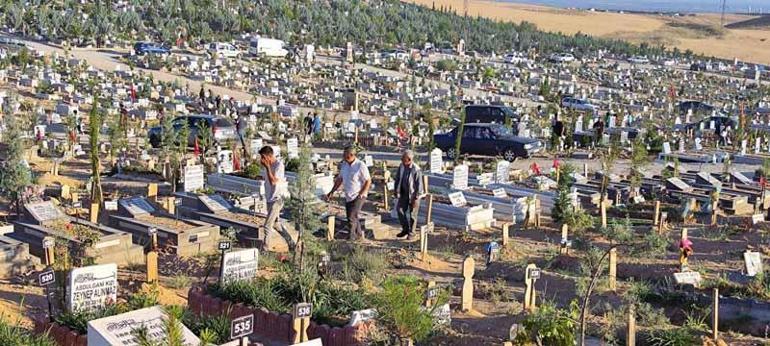 Depremzedeler bayram namazı sonrası yakınlarının mezarlarını ziyaret etti