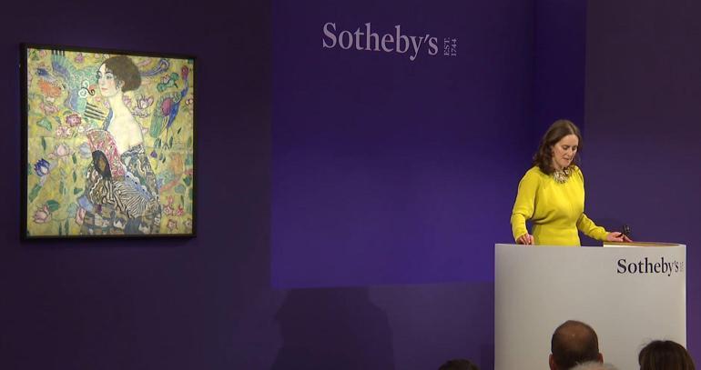 Ressam Klimt’in Yelpazeli Kadın portresi 85 milyon sterline satıldı