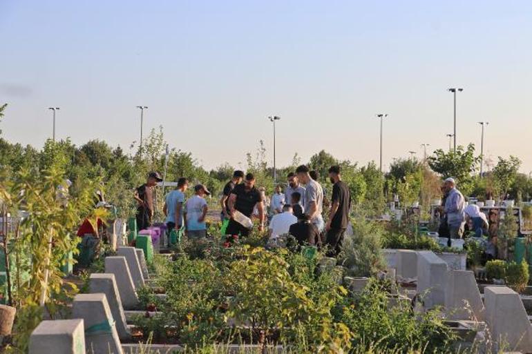 Depremde ölen yakınlarının mezarlarını ziyaret ettiler